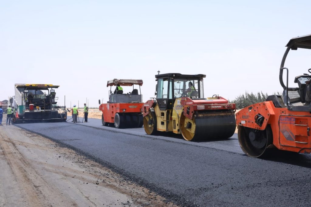 وزير النقل يتفقد أعمال تطوير طريق القاهرة - أسوان الصحراوى