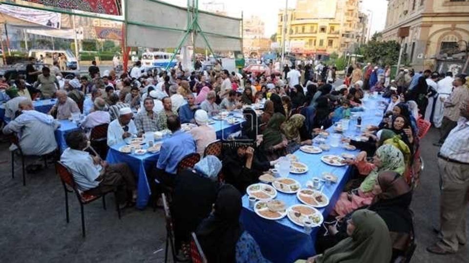 شينخوا : مصريون يستبدلون موائد الإفطار الخيرية في رمضان بوجبات جاهزة بسبب كورونا