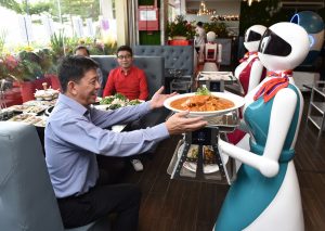 «إل جي» تدخل في شراكة لتطوير روبوتات تقديم الخدمة في المطاعم