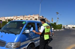 الداخلية: حملات مكبرة على سائقي الأجرة لضبط مخالفات ارتداء الكمامة (صور)