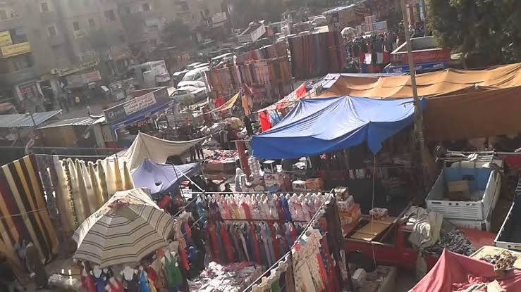 إزالة سوق الخميس بالمطرية وإخلاؤه من الباعة (صور)