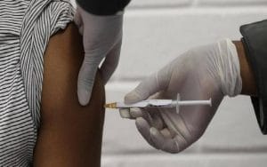 «تطعيم سنوي».. مستشار الرئيس للصحة يوضح حقيقة الحاجة لعدة جرعات من لقاح كورونا