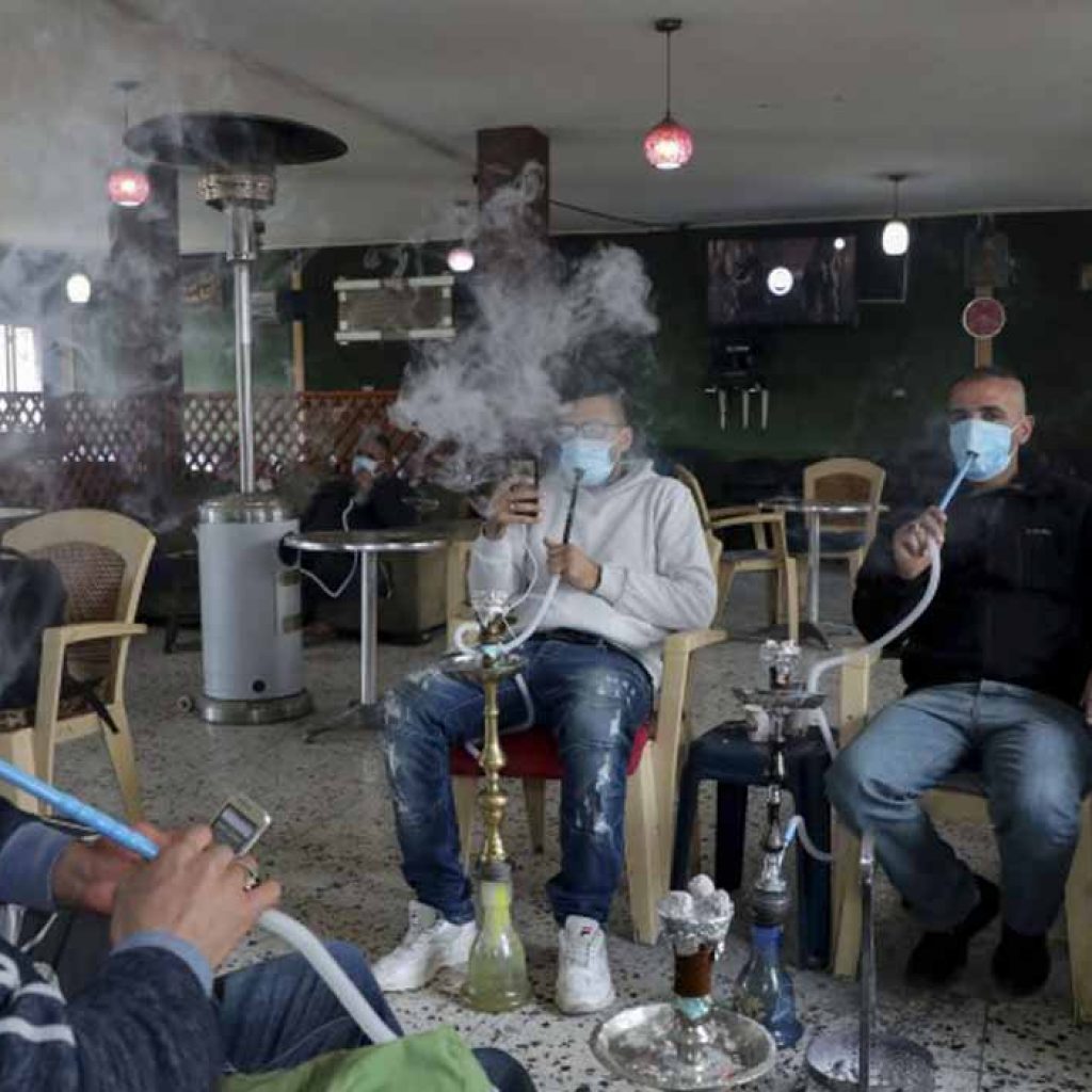 «أصحاب المقاهي» بغرفة الإسكندرية تحذر من لجوء البعض لتقديم الشيشة وتطالب بالتصدى للمخالفين