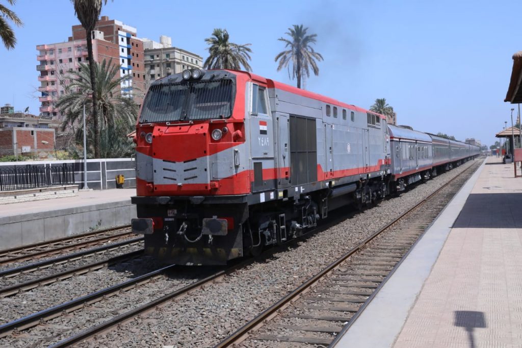 وزير النقل: وصول 20 جرار سكة حديد جديد إلى ميناء الإسكندرية (صور)