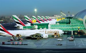 للمواطنين والمقيمين والسياح .. الإمارات تعتمد الاشتراطات الخاصة بسفر عبر مطاراتها
