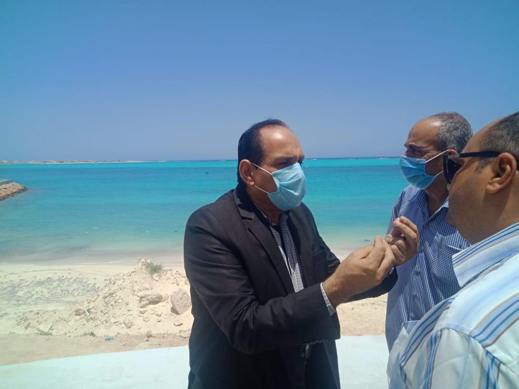 رئيس مدينة مطروح يتفقد أعمال رفع كفاءة الكورنيش والشواطئ