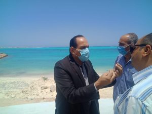 رئيس مدينة مطروح يتفقد أعمال رفع كفاءة الكورنيش والشواطئ
