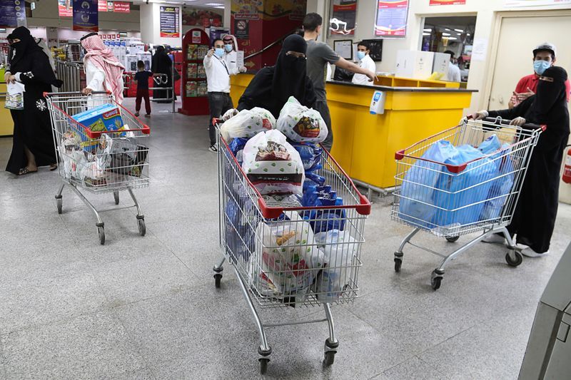 هجوم على مراكز التسوق في السعودية قبيل زيادة قياسية في الضرائب