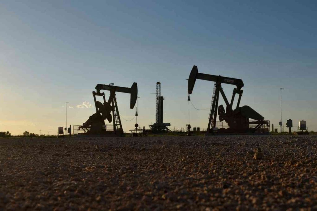 هبوط أسعار النفط مع ارتفاع حالات الإصابة بـ«كورونا» حول العالم