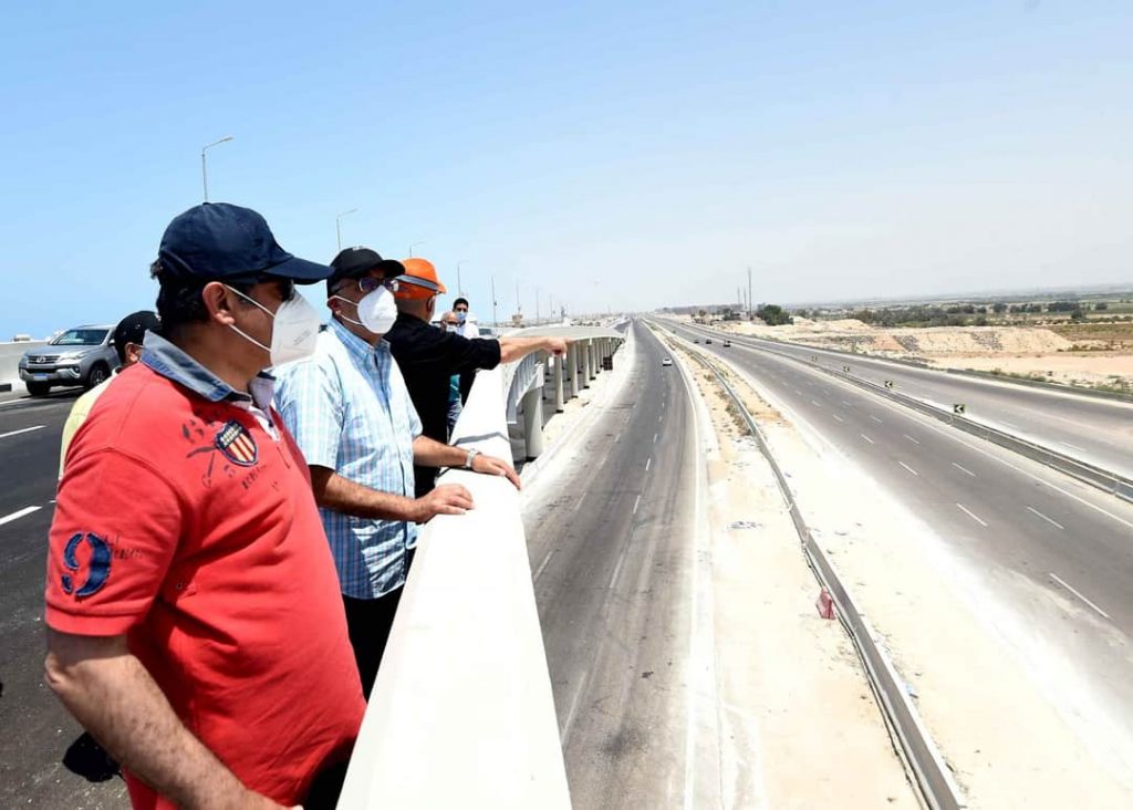 رئيس الوزراء يشهد تشغيل الطريق الساحلي الجديد بطول 50 كيلومترا (صور)