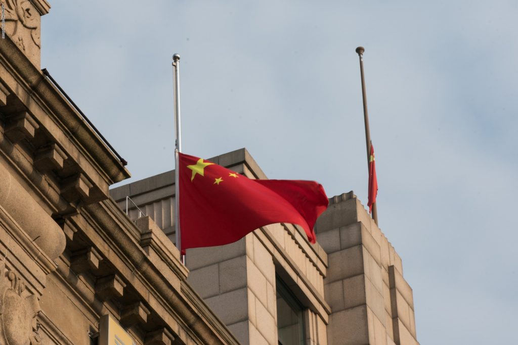 رويترز : مجموعة رجال يحطمون بابًا للقنصلية الصينية في هيوستن الأمريكية