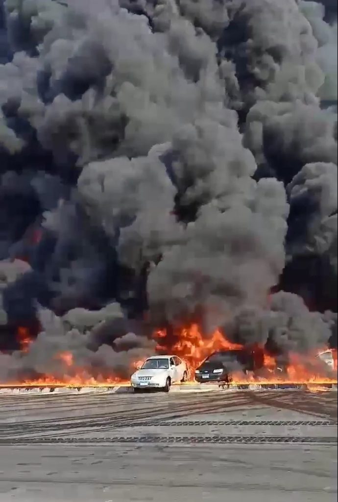 30 سيارة إطفاء و6 خزانات لإخماد حريق طريق الإسماعيلية.. وانتقال القيادات الأمنية (صور)
