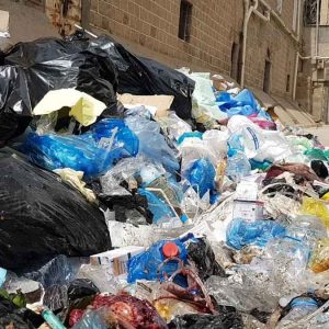 ضبط 10 أطنان نفايات طبية خطرة بمخزن عشوائي في الشرقية