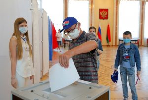 روسيا تغري الناخبين بمنح مالية للتصويت لفلاديمير بوتين