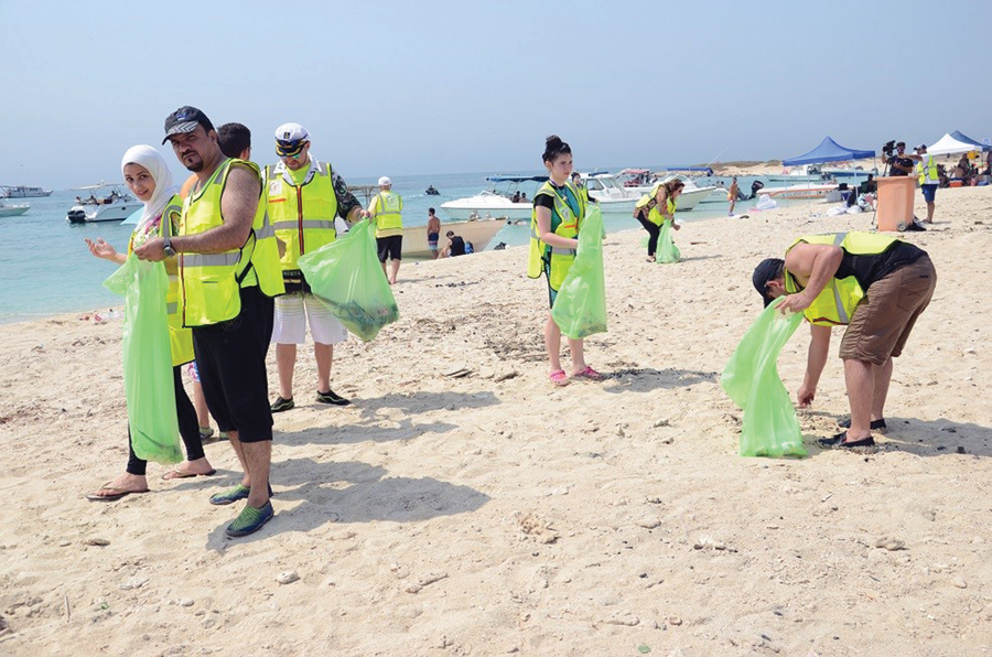 شينخوا: متطوعون ينظفون شواطئ الكويت لحماية الحياة البحرية