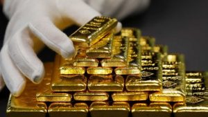 صعود الدولار يدفع أسعار الذهب للتراجع دون الـ 1800 دولار