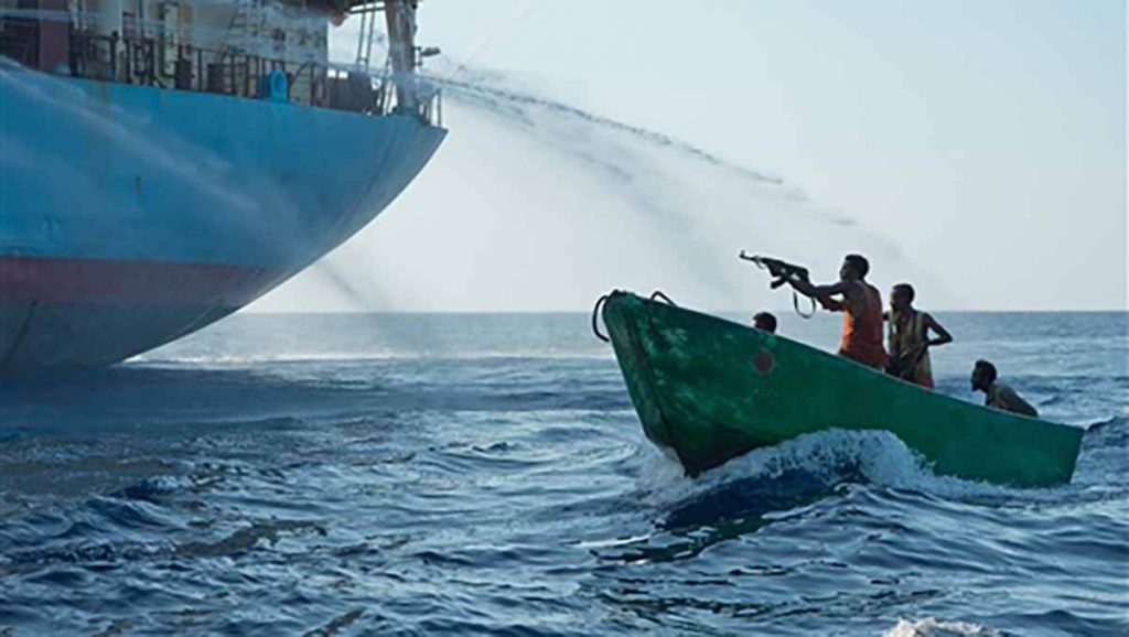 بعد هجوم على ناقلة نفط في خليج غينيا .. قراصنة يحتجزون 13 بحارا روسيا وأوكرانيا