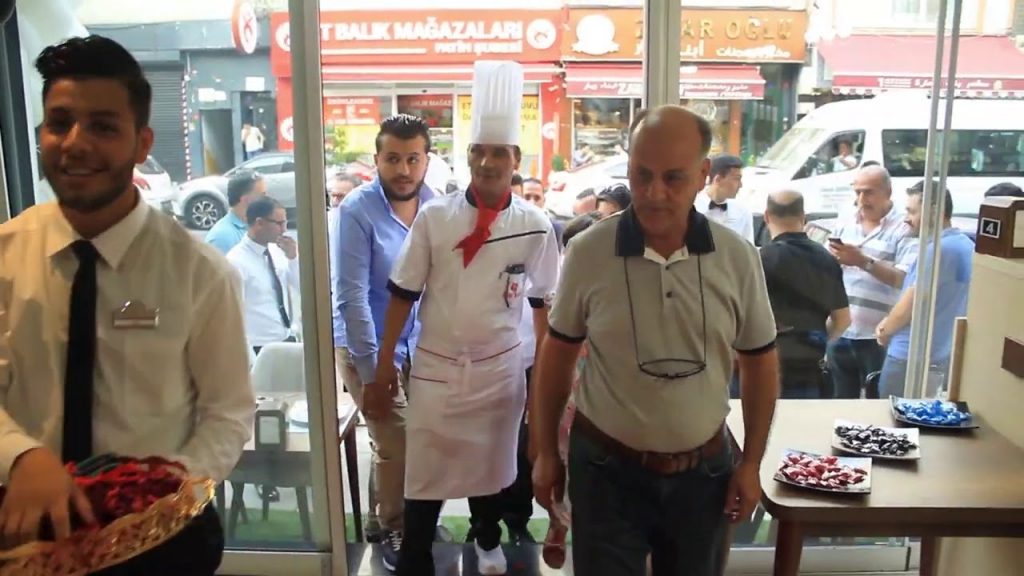 شينخوا : سكان طرابلس الليبية يتنفسون الصعداء بعد إعادة فتح المطاعم