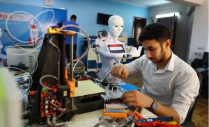 «شينخوا» تشيد بمهندس مصري ابتكر الروبوت (كيرا-02) لتشخيص مصابي فيروس كورونا