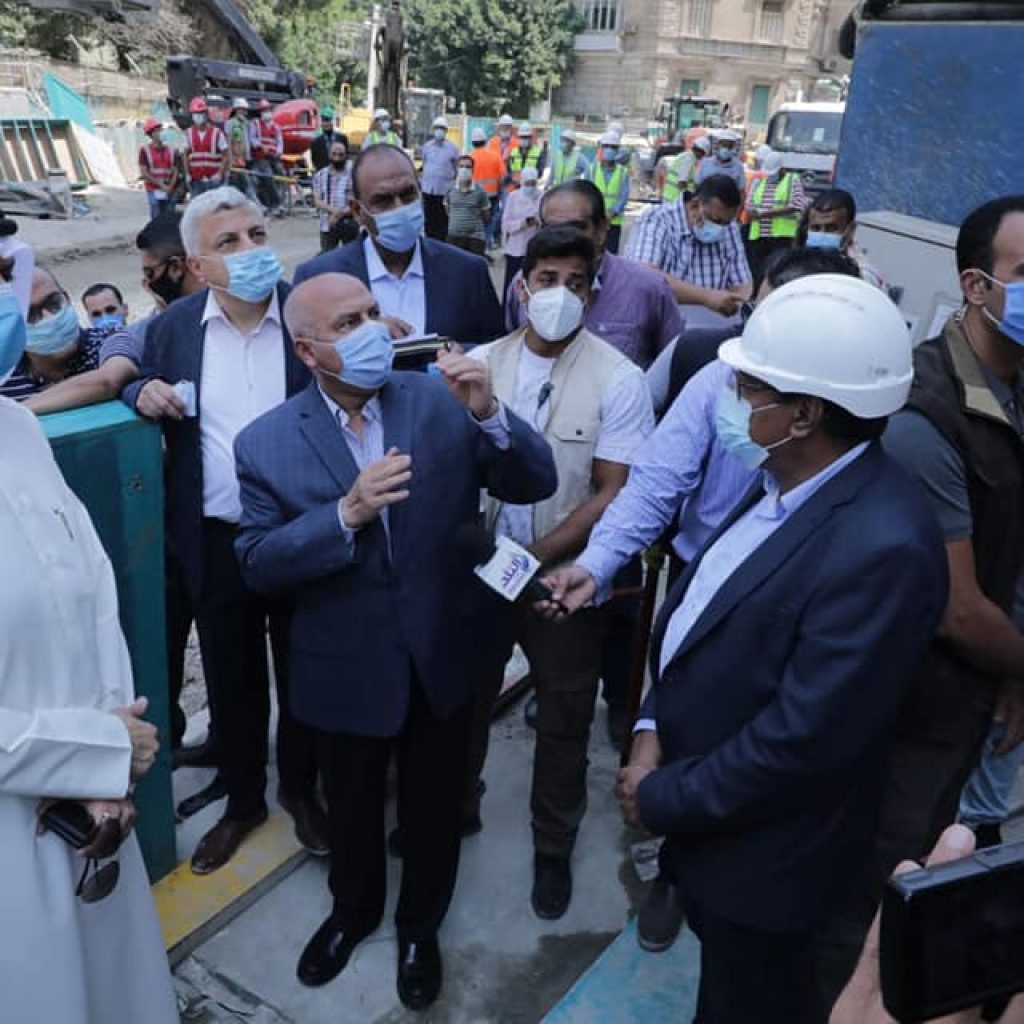 وزير النقل يتفقد مترو الزمالك لمتابعة حقن التربة ويلتقى سكان العقار المتضرر (صور)