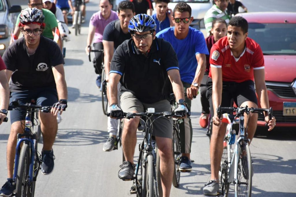 وزير الرياضة يشارك 500 متسابق من الشباب في ماراثون الدراجات الهوائية (صور)