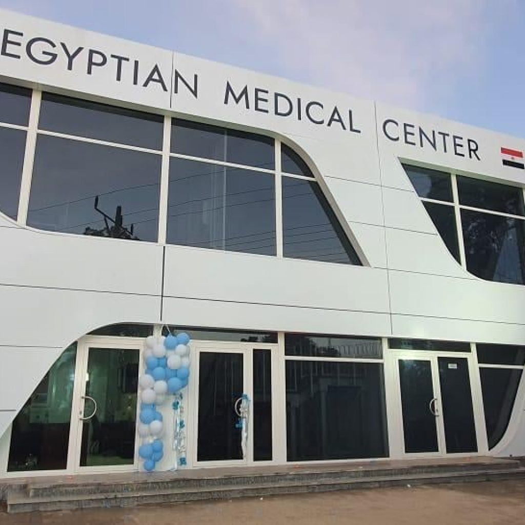 رئيس المخابرات ووزيرة الصحة يفتتحان المركز الطبي المصري الجديد بجوبا (صور)