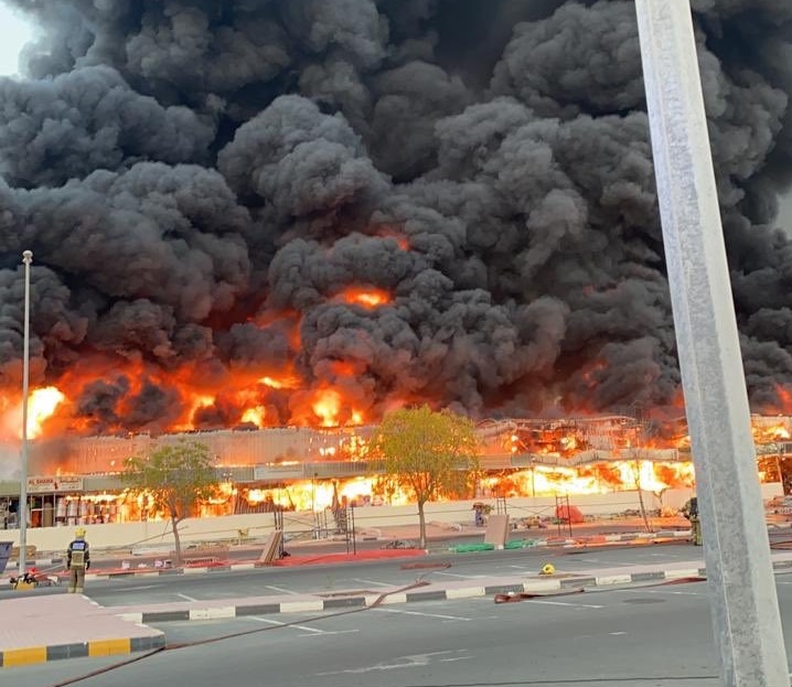 حريق هائل يلتهم سوقا شعبيا في الإمارات (فيديو)