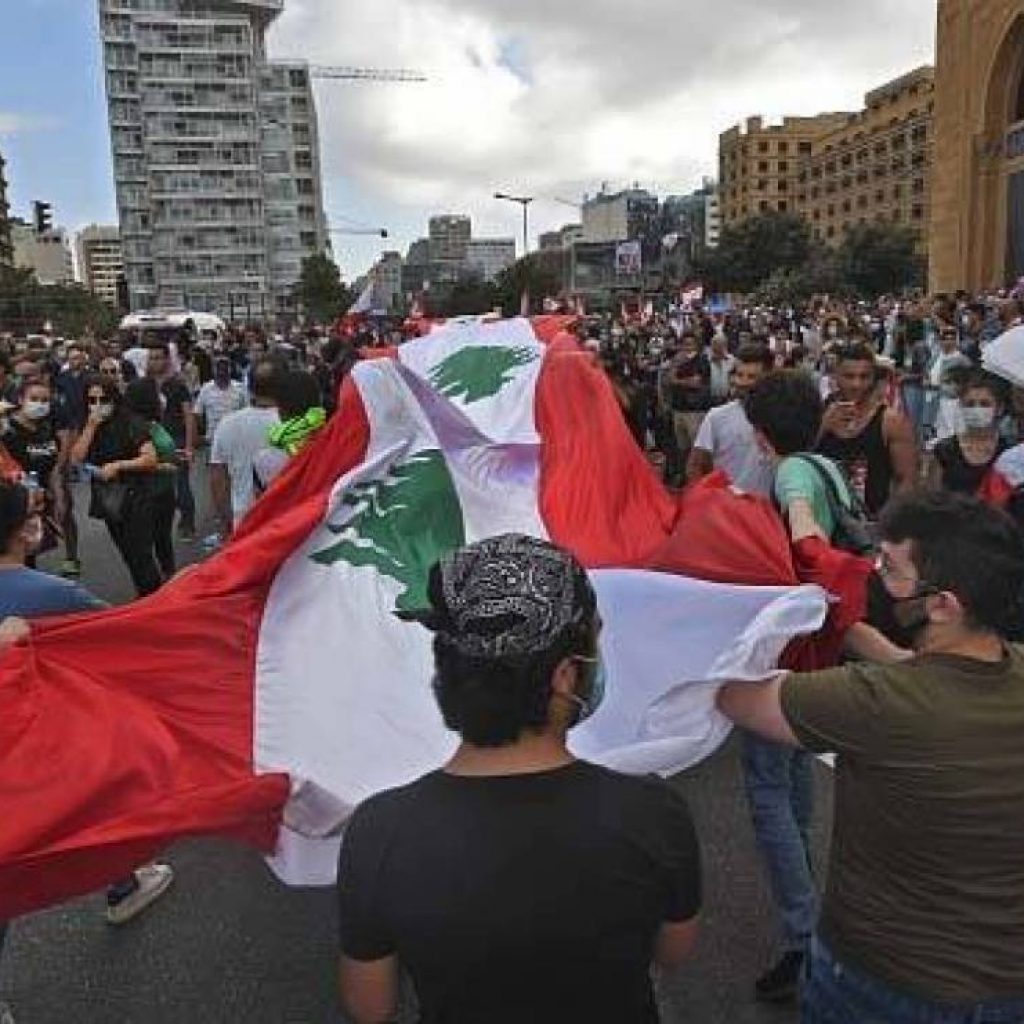 على وقع الانهيار الاقتصادي .. وقفة احتجاجية للمودعين في البنوك اللبنانية للمطالبة بأموالهم المجمدة