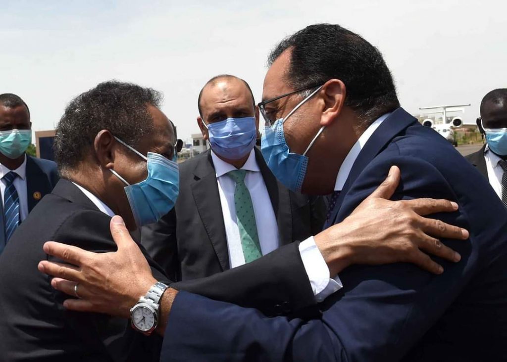 رئيس الوزراء السوداني يستقبل مدبولي في مطار الخرطوم (صور)