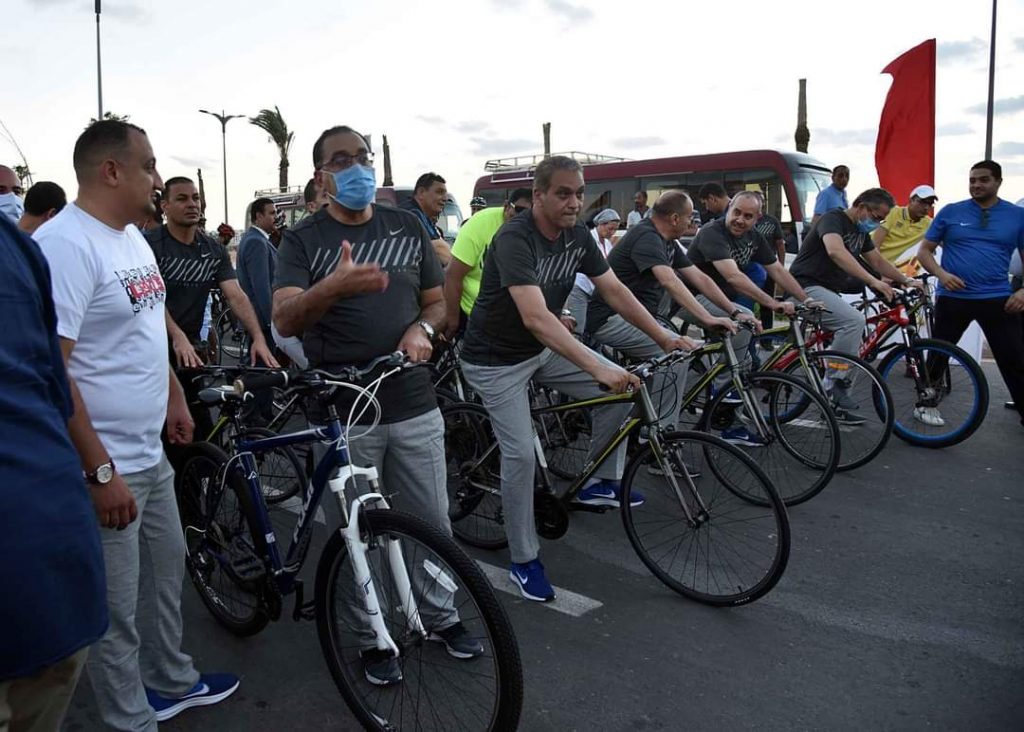 رئيس الوزراء يشارك الشباب سباق الدراجات ويلعب كرة طائرة وقدم في العلمين