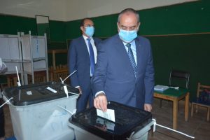 وزير الطيران يدلى بصوته فى انتخابات مجلس الشيوخ (صور)