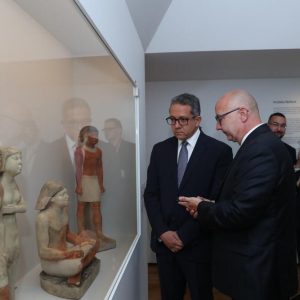 وزير السياحة والآثار يتفقد معرض ملوك الشمس بالمتحف القومي في التشيك (صور)