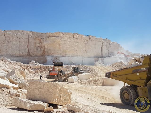 اكتشاف محجر بدون ترخيص و8 سيارات نقل محملة بالرمال المسروقة بالقاهرة