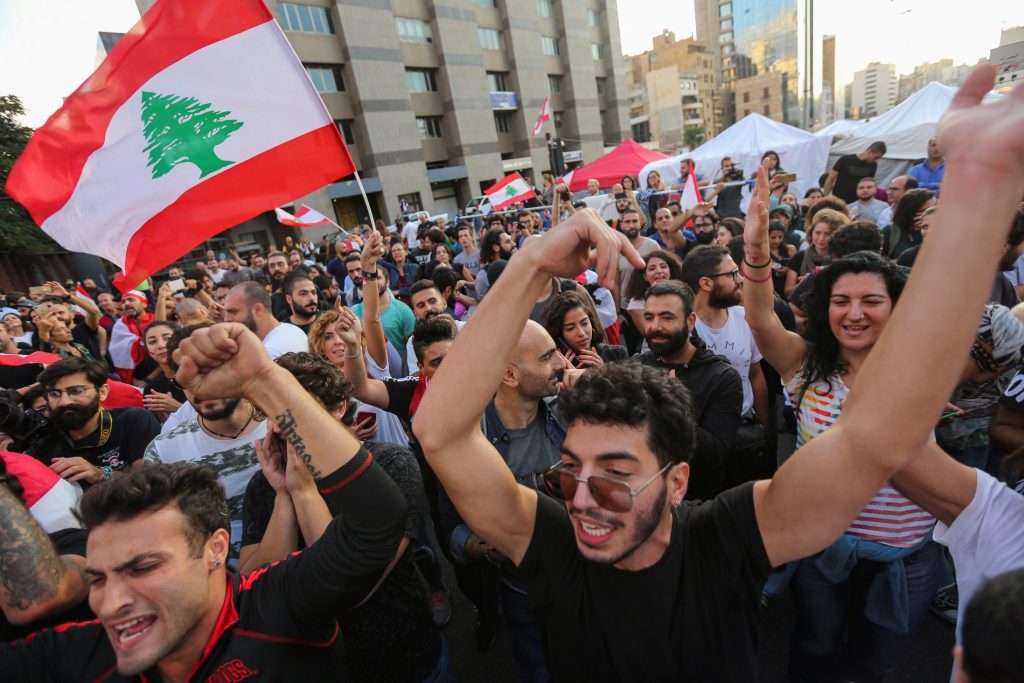 احتجاجا على فساد النخب الحاكمة .. مظاهرات عارمة في بيروت واقتحام عدة وزارات