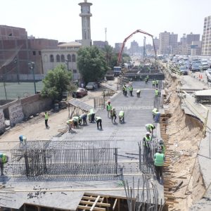 محافظة الجيزة: تركيب الكمـر الخرساني بالطريق الدائري أعلى شارع ربيع الجيزى