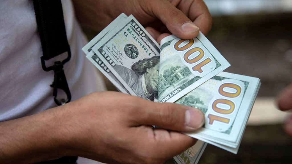 سعر الدولار عالميًّا يواصل الصعود الخميس بعد مفاجأة التشديد النقدي لـ«المركزي الأمريكي»