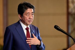 المرض يُعجل برحيل رئيس الوزراء الياباني عن منصبه