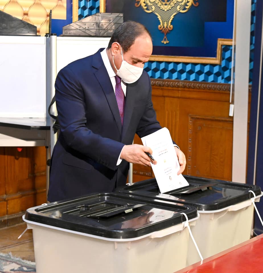 السيسي يدلي بصوته في انتخابات مجلس الشيوخ (صور)