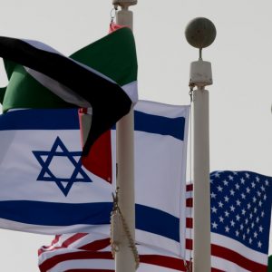 مذيع إسرائيلي يحذر من هجوم إيراني أثناء توقيع اتفاقية السلام مع الإمارات