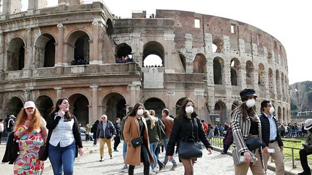 إيطاليا تقرر إلزام الجميع بالكمامات مع ارتفاع إصابات كورونا