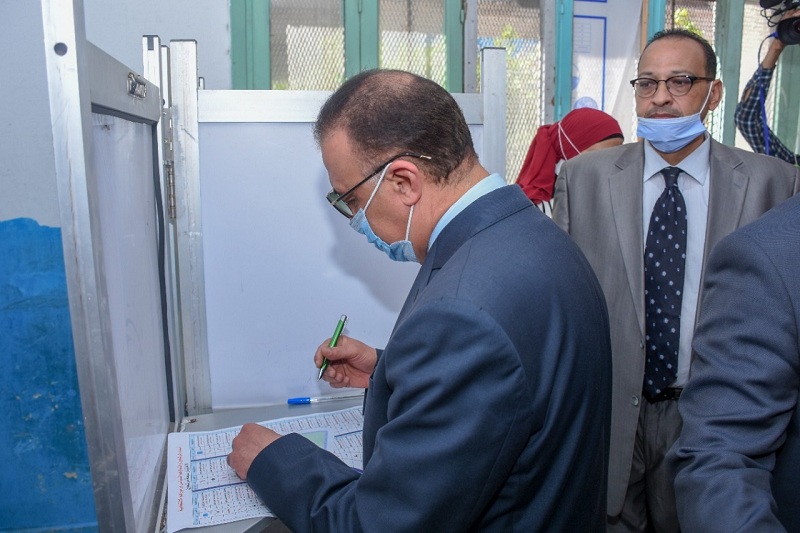 محافظ الإسكندرية يدلى بصوته بانتخابات الشيوخ ويطمئن على بدء عمليات الاقتراع