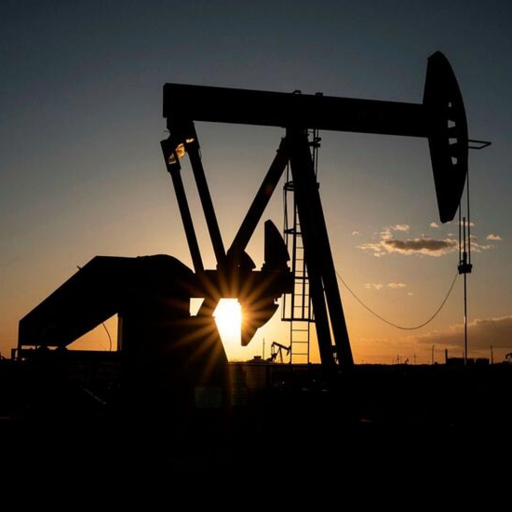 سعر البترول يتراجع عالميا مع تجدد المخاوف بشأن انكماش الطلب على النفط