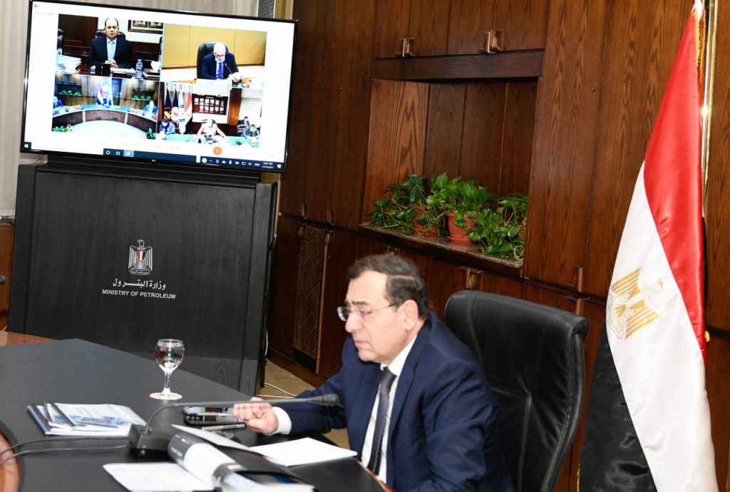 طارق الملا يوجه بأهمية تجديد منظومة تداول المنتجات البترولية