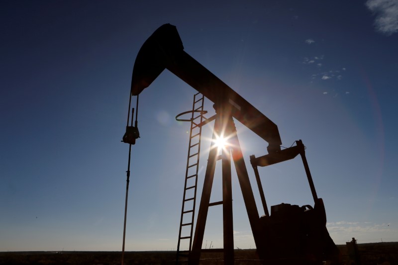 ترامب يبحث العاهل السعودي سبل ضمان استقرار سوق النفط