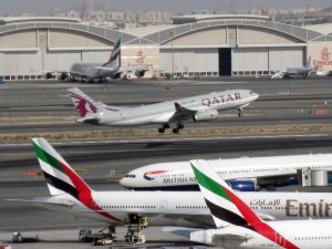 الإمارات تفتح المجال الجوي أمام قطر وتستأنف رحلات الطيران