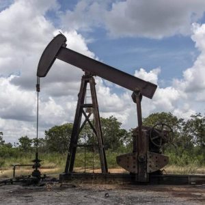 سعر البترول يرتفع عالميا بفعل بيانات تناقص مخزونات النفط الأمريكية