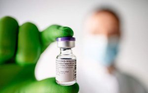 تخفيض «فايزر» لطلبيات لقاح «كورونا» يربك خطط التطعيم في أوروبا