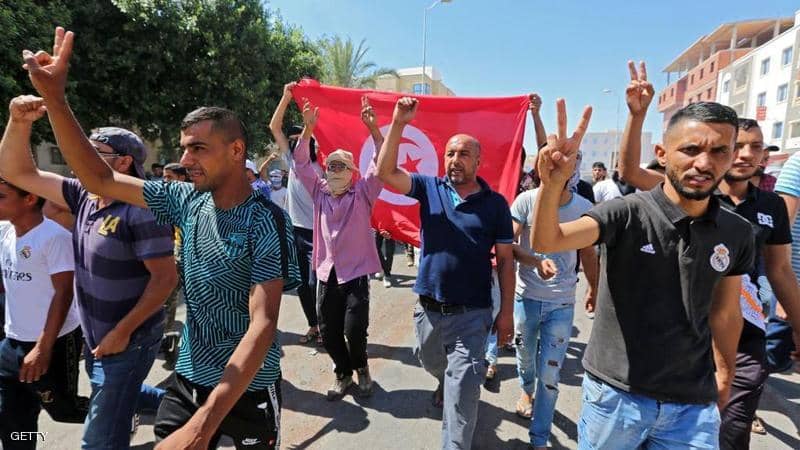 المئات من التونسيين يتظاهرون وسط العاصمة للمطالبة بإطلاق سراح مُعتقلي الاحتجاجات