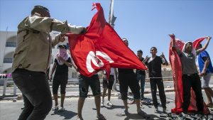مواجهات عنيفة بين قوات الأمن التونسي والمئات من المحتجين وسط العاصمة