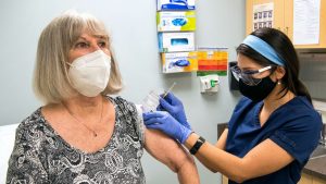 «سويس ري»: بدء التطعيم ضد كورونا يسرع تعافي الاقتصاد الأمريكي الربع الثاني